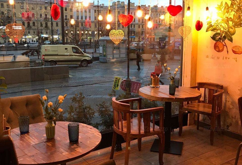 Уличное кафе в густонаселенном месте