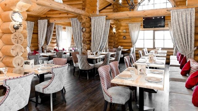 Прекрасное кафе на берегу озера