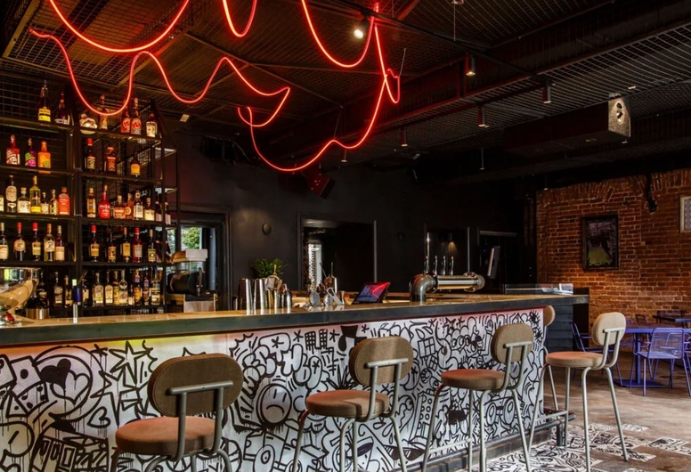 Просторный бар с высокой проходимостью в туристическом центре Минска