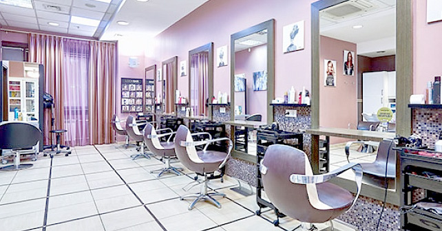 Красивый и просторный салон красоты в центре