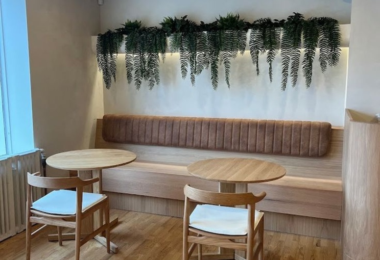 Небольшая кофейня около метро 