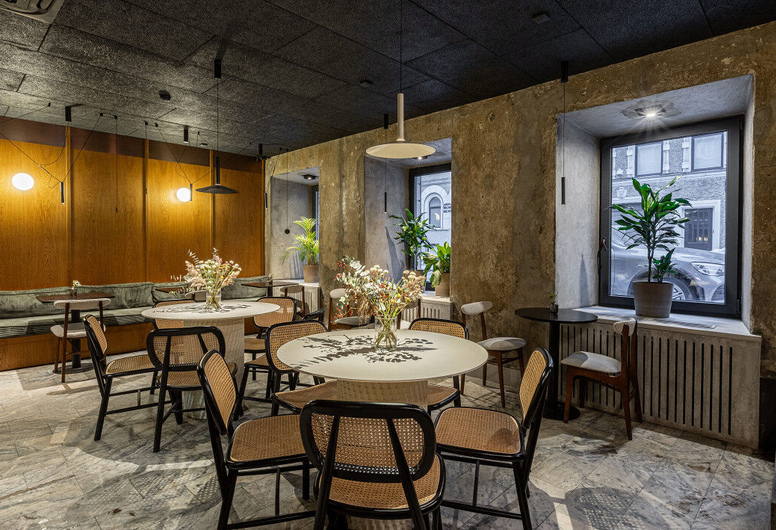 Популярная кофейня с посадочными местами в центре города