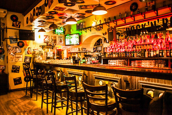 Популярный бар на Интернациональной улице