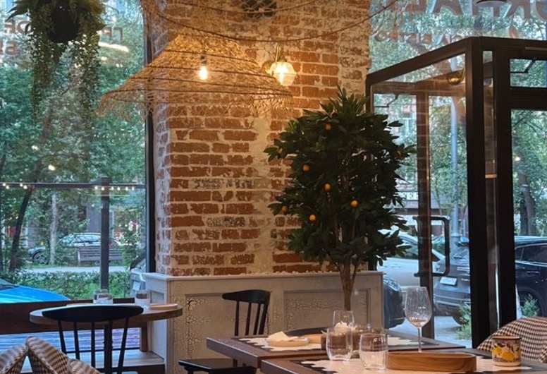 Шикарная кофейня в Минск-Мире. Низкая аренда!