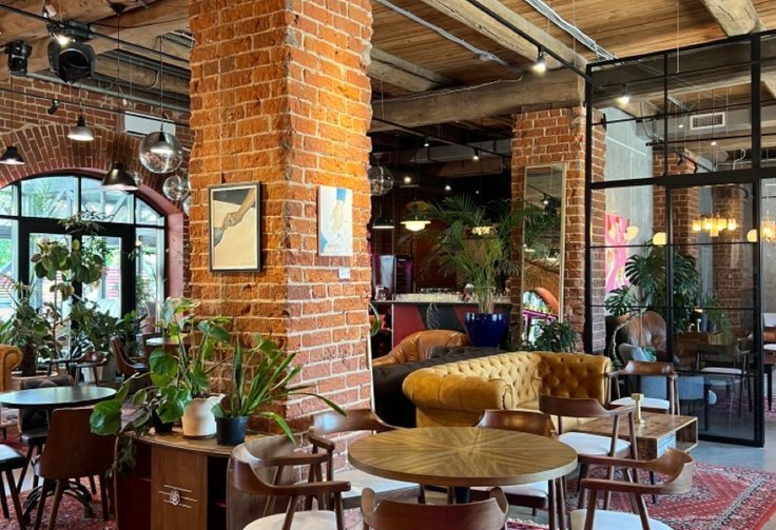 Кофейня с красивым видом на Немигу