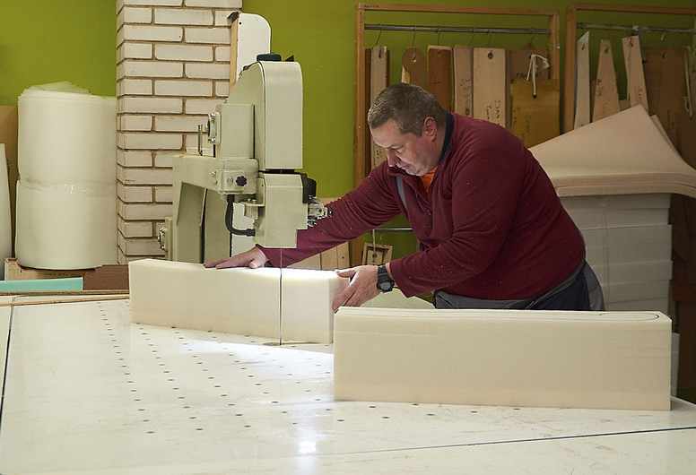 Продается производство мягкой мебели полного цикла и торговый павильон по продаже готовой продукции.