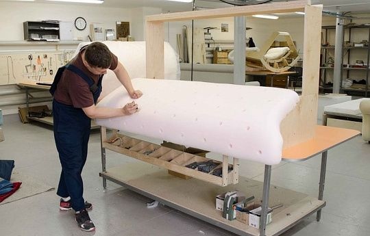 Продается производство мягкой мебели полного цикла и торговый павильон по продаже готовой продукции.